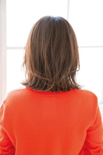 【50代からのお悩み解決ヘア】老け印象を払拭するミディアムスタイルとは？ 2024年最旬ヘアスタイル3選（サムネイル画像14）