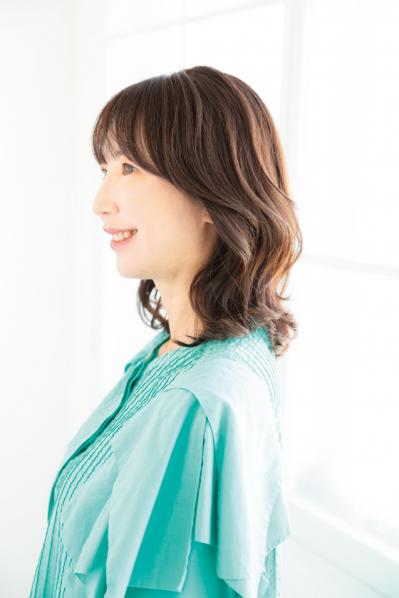 【50代からのお悩み解決ヘア】老け印象を払拭するミディアムスタイルとは？ 2024年最旬ヘアスタイル3選（サムネイル画像8）