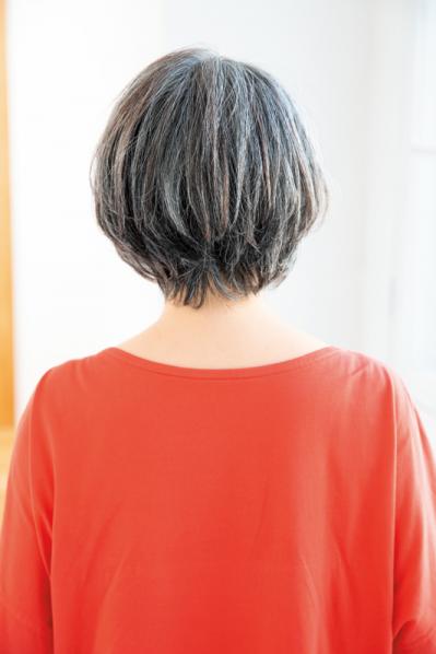 【50代からのショートヘア】ひし形シルエットで若見え！ 2024年最旬ヘアスタイル2選（サムネイル画像4）
