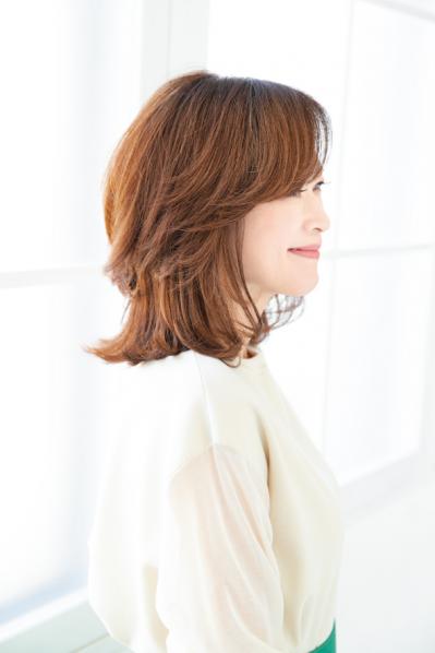 【50代からのお悩み解決ヘア】老け印象を払拭するミディアムスタイルとは？ 2024年最旬ヘアスタイル3選（サムネイル画像3）