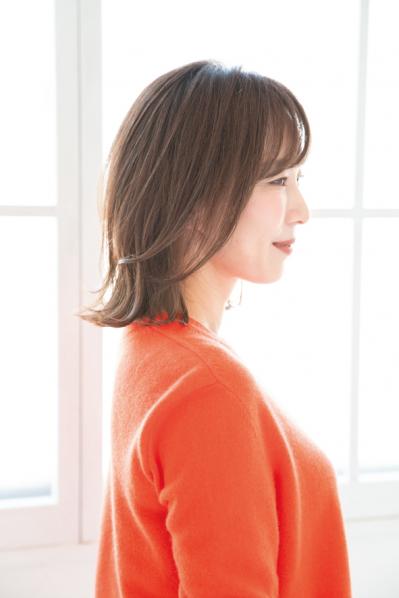 【50代からのお悩み解決ヘア】老け印象を払拭するミディアムスタイルとは？ 2024年最旬ヘアスタイル3選（サムネイル画像13）