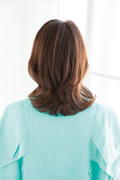 【50代からのお悩み解決ヘア】老け印象を払拭するミディアムスタイルとは？ 2024年最旬ヘアスタイル3選（サムネイル画像9）
