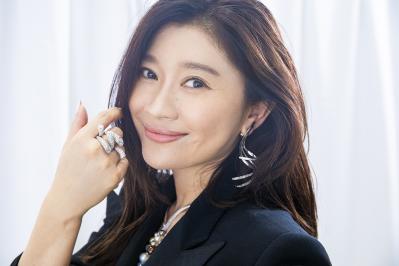 【篠原涼子】取材記者が見た奇跡の50代「スタイルキープのために毎日飲むものとは？」（サムネイル画像）