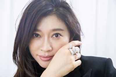 【篠原涼子】取材記者が見た奇跡の50代「スタイルキープのために毎日飲むものとは？」（サムネイル画像5）