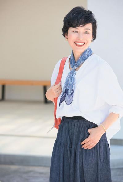 【50代以上のスカーフの巻き方はコレ】エレガントな雰囲気になれる「アフガン巻き」とは？（サムネイル画像4）