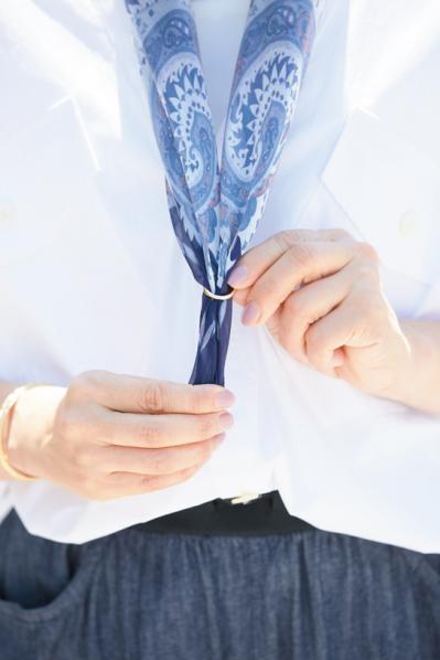 【50代以上のスカーフの巻き方はコレ】エレガントな雰囲気になれる「アフガン巻き」とは？（サムネイル画像5）