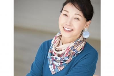 【50代以上のスカーフの巻き方はコレ】エレガントな雰囲気になれる「アフガン巻き」とは？