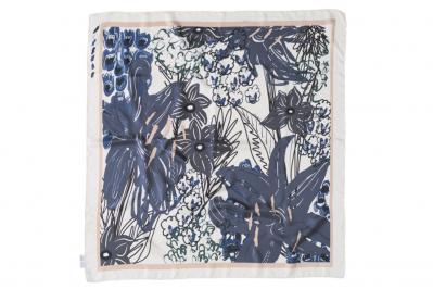 一枚を夏から秋まで使い回す【ストール＆スカーフ】プロはどう使う？（サムネイル画像6）