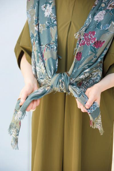 スタイリストが選ぶストールは大判が常識！結んでかぶるだけの簡単「スヌード巻き」とは？（サムネイル画像8）