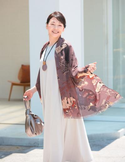 一枚を夏から秋まで使い回す【ストール＆スカーフ】プロはどう使う？（サムネイル画像4）