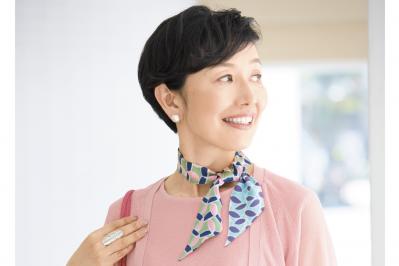つければアクセサリー並みのおしゃれ効果【50代以上におすすめスカーフ】はコレ！