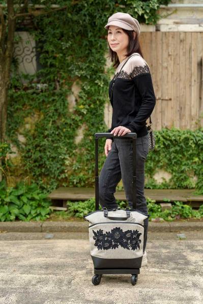 50代以上のキャリーバッグはこれ一択！静かで軽く「移動ストレス限りなくゼロ」の機能美を解説（サムネイル画像2）