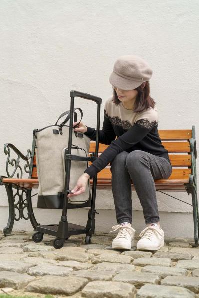50代以上のキャリーバッグはこれ一択！静かで軽く「移動ストレス限りなくゼロ」の機能美を解説（サムネイル画像4）