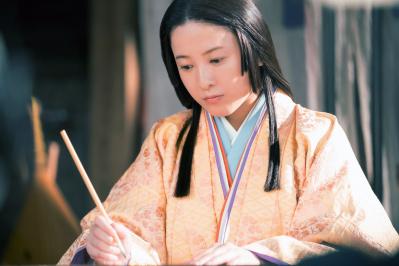【光る君へ】天皇に献上する物語を書き始めた紫式部（吉高由里子）。ついに『源氏物語』が始動開始（サムネイル画像2）