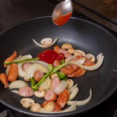 【鳥羽周作シェフ】「ナポリタンを超えたナポリタン」パスタがしっとり仕上がるコツは？（サムネイル画像4）