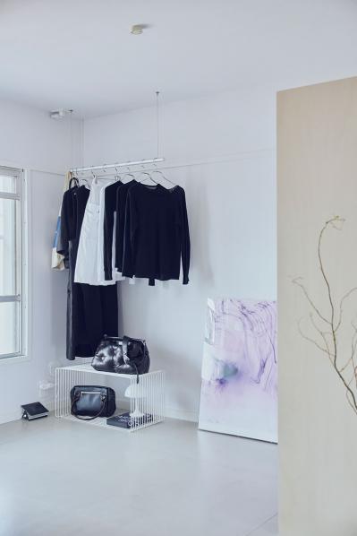 「持っている服は15着」古い集合住宅で【捨て活】を始めたインスタグラマーの暮らしぶりを拝見（サムネイル画像6）