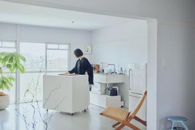 「持っている服は15着」古い集合住宅で【捨て活】を始めたインスタグラマーの暮らしぶりを拝見