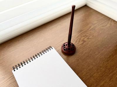 スタイリッシュな筆記具【スタンド付きボールペン】自宅で使っても快適！（サムネイル画像4）