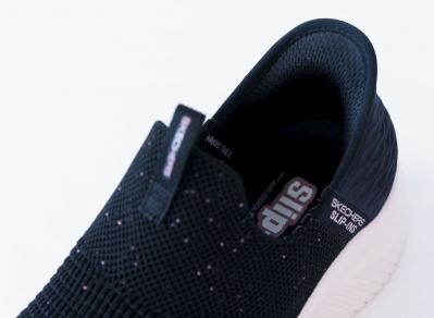 カジュアルすぎず、大人に似合う【スニーカー】5選。たくさん歩く旅にはコレ！（サムネイル画像8）