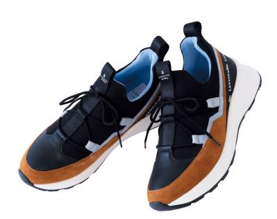 カジュアルすぎず、大人に似合う【スニーカー】5選。たくさん歩く旅にはコレ！（サムネイル画像5）