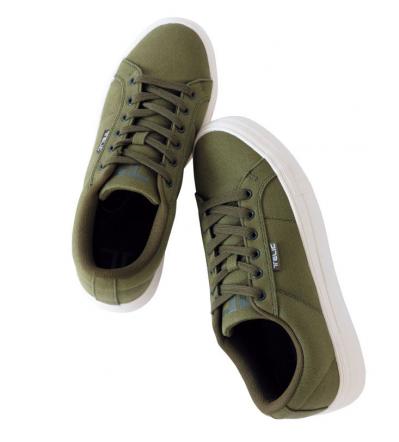 カジュアルすぎず、大人に似合う【スニーカー】5選。たくさん歩く旅にはコレ！（サムネイル画像4）