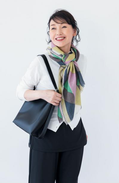 【50代以上の小物使い】スタイリストが教える定番服を「定番に見せない」バリエ5選（サムネイル画像8）