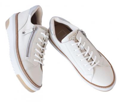 カジュアルすぎず、大人に似合う【スニーカー】5選。たくさん歩く旅にはコレ！（サムネイル画像6）