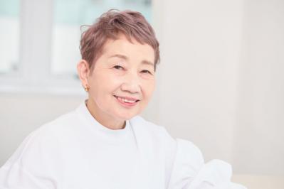人気ヘアメイク職人・化け子直伝！70代の【目の下のたるみ】をごまかすチークの入れ方は？［後編］