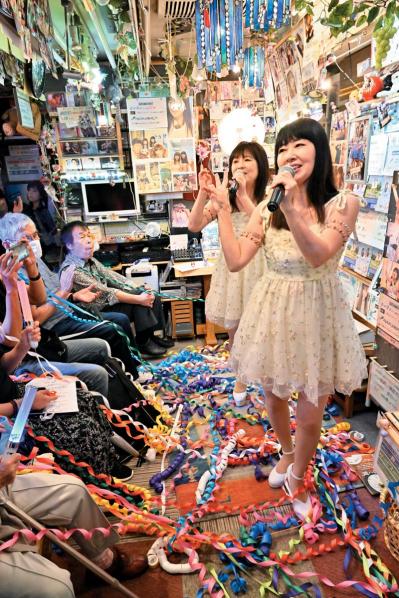 【画像】2人合わせて126歳！ ミニスカートもはきこなす還暦アイドル【myunとyayo〜】って？（サムネイル画像3）