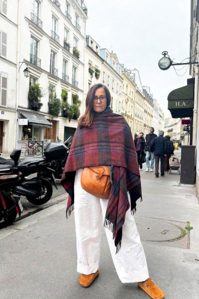 秋到来！パリで見かけた50代・60代のおしゃれマダムの着こなしスナップ【2選】（サムネイル画像2）