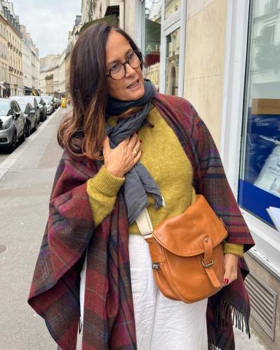 秋到来！パリで見かけた50代・60代のおしゃれマダムの着こなしスナップ【2選】（サムネイル画像4）