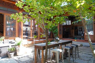 【ソウル・弘大】最新情報　風情たっぷりの韓屋カフェ。ラーメンコンビニや「梨泰院クラス」に登場した居酒屋も！【韓国旅行】  （サムネイル画像）