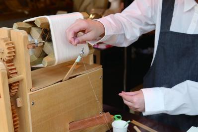 この「美しい繭玉」からとれる絹糸は何メートル？貴重な国内生産のシルク製品も紹介（サムネイル画像3）