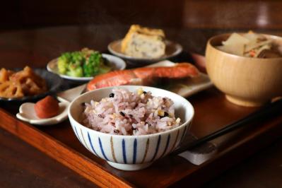 洗わずそのまま炊飯器へ！グルテンフリーの雑穀米【料理家の人気のお取り寄せ】しぼりたての牛乳も