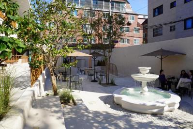 東大門の近くにオープン【スターバックスのラウンジカフェ】は韓ドラの邸宅のよう！【東大門】の街の様子もレポート（サムネイル画像3）