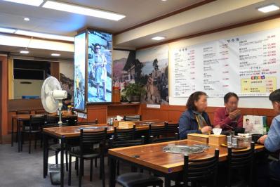 東大門の近くにオープン【スターバックスのラウンジカフェ】は韓ドラの邸宅のよう！【東大門】の街の様子もレポート（サムネイル画像24）