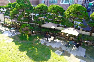 東大門の近くにオープン【スターバックスのラウンジカフェ】は韓ドラの邸宅のよう！【東大門】の街の様子もレポート（サムネイル画像10）