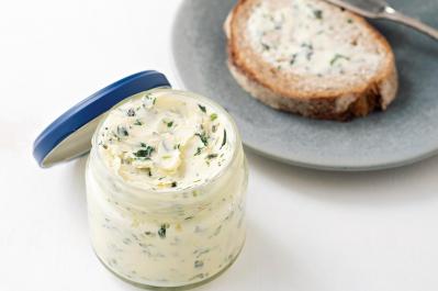 自宅で簡単に作れる【ハーブバター】でいつものトーストが絶品に！【ハーブソルト】レシピも