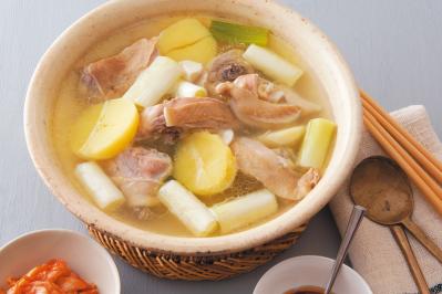 タイ風、韓国風鍋が自宅で手軽にできる【鶏肉のアジアン鍋レシピ】2選「鶏団子鍋」「タッカンマリ風鍋」