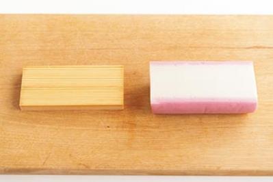 【紀文】が教える・かまぼこの「板」の上手な外し方。ほとんどの人が間違っている包丁の使い方とは？（サムネイル画像4）