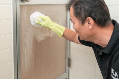 浴室の汚れが激落ち！100均の「コゲとりスポンジ」って？ お掃除職人きよきよさん愛用【疲れない大掃除ワザ】（サムネイル画像9）