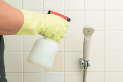 浴室の汚れが激落ち！100均の「コゲとりスポンジ」って？ お掃除職人きよきよさん愛用【疲れない大掃除ワザ】（サムネイル画像6）