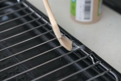  疲れない【キッチン掃除】の最新裏技！ 油汚れ・五徳・シンクの簡単お手入れ法をプロが伝授（サムネイル画像3）