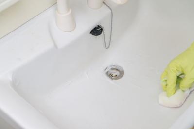 【トイレ・洗面台のラク掃除術】ブラシ不要！ 黒ずみも黄ばみも洗剤を”かけるだけ”で取れる！（サムネイル画像6）