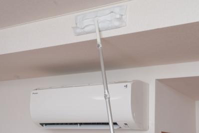 脚立無しでも高所の壁がピカピカ！【リビングの大掃除テク】面倒な壁・窓、お掃除職人きよきよさんならどうする？（サムネイル画像3）