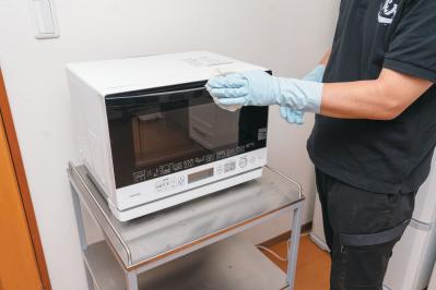 プロ直伝【電子レンジと冷蔵庫の掃除術】疲れずピカピカにするコツはこれ！（サムネイル画像4）