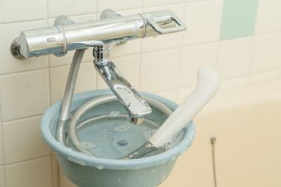 浴室の汚れが激落ち！100均の「コゲとりスポンジ」って？ お掃除職人きよきよさん愛用【疲れない大掃除ワザ】（サムネイル画像7）