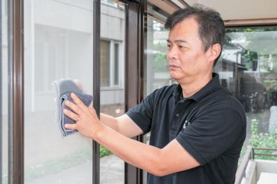 脚立無しでも高所の壁がピカピカ！【リビングの大掃除テク】面倒な壁・窓、お掃除職人きよきよさんならどうする？（サムネイル画像8）