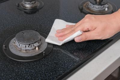 やりがちな【玄関掃除のNG】とは？お掃除職人きよきよさんの「汚れを定着させない」掃除テクも紹介（サムネイル画像4）