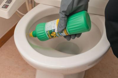 【トイレ・洗面台のラク掃除術】ブラシ不要！ 黒ずみも黄ばみも洗剤を”かけるだけ”で取れる！（サムネイル画像3）